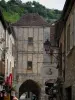 Rocamadour - Häuser aus Stein, Ladenschilder der Boutiquen des Dorfes und Tor Salmon, im Regionalen Naturpark der Causses du Quercy