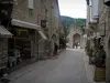 Rocamadour - Strasse des Dorfes mit Häusern aus Stein, Boutiquen und Tor Hugon, im Regionalen Naturpark der Causses du Quercy