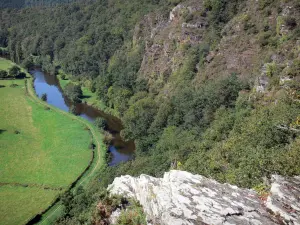 Rocce di Ham - Scogliere rocciose, alberi, fiume (Vire) e pascoli ai margini delle acque nella valle della Vire