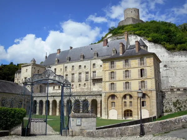 La Roche-Guyon - Porta d'ingresso e facciate del castello, e mastio fortificato che domina il tutto; nel Parco Naturale Regionale del Vexin francese