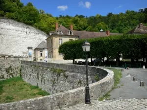 La Roche-Guyon - Lampione, alberi, scogliera e facciate del villaggio