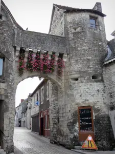 La Roche-Posay - Station thermale : porte de la ville, mâchicoulis ornés de fleurs, maisons