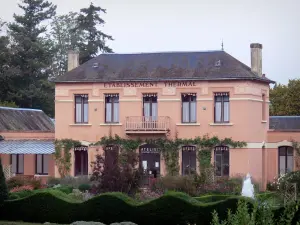 La Roche-Posay - Parc Thermal spa garden: Rose pavilion (former spa establishment) and flower garden