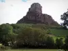 Roche de Solutré - Arbres et champs de vignes (vignoble Mâconnais) au pied de l'escarpement calcaire (éperon rocheux)