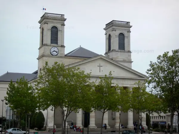 La Roche-sur-Yon - Kerk van St. Louis in neo-klassieke en bomen in plaats van Napoleon