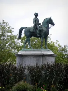 La Roche-sur-Yon - Statua equestre di Napoleone I, Napoleone sulla piazza