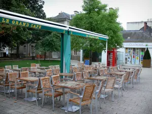 La Roche-sur-Yon - Cafe terras, bomen en huizen in de stad
