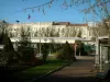 Rochefort - Place Colbert met bomen en herenhuis van Amblimont woningen het gemeentehuis (mairie)