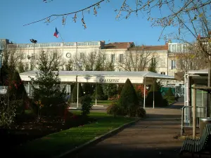 Rochefort - Place Colbert agrémentée d'arbres et hôtel particulier d'Amblimont abritant l'hôtel de ville (mairie)