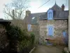 Rochefort-en-Terre - Haus aus Stein mit blauen Fensterläden