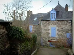 Rochefort-en-Terre - Casa in pietra con le persiane blu