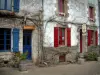 Rochefort-en-Terre - Zwei Häuser mit blauen Fensterläden und mit roten Fensterläden