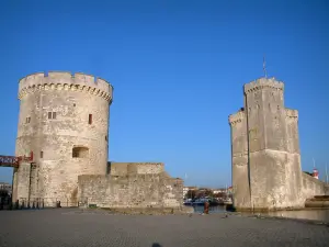 La Rochelle - Tour de la Chaîne et tour Saint-Nicolas, à l'entrée du Vieux Port