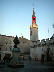 La Rochelle - Place agrémentée d'une statue et mur d'enceinte (style gothique flamboyant) de l'hôtel de ville (mairie) surmonté d'une tour