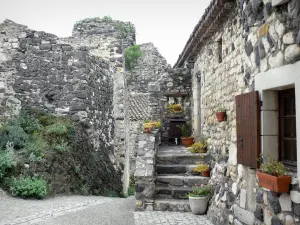 Rochemaure - Fachada de una casa en piedra floreada
