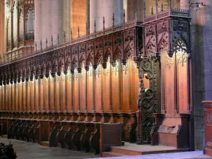 Rodez - Dentro de la catedral de Notre-Dame: puestos de roble