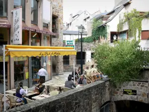 Rodez - Cafetería con terraza y fachadas del casco antiguo
