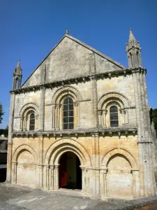 Romanische Kirchen von Melle - Kirche Saint-Hilaire im romanischen Baustil: Westfassade