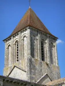Romanische Kirchen von Melle - Kirche Saint-Pierre im romanischen Baustil: Glockenturm