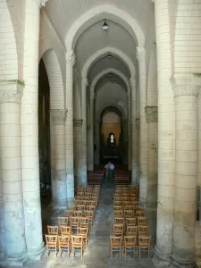 Romanische Kirchen von Melle - In der Kirche Saint-Hilaire im romanischen Baustil: Kirchenschiff und Chor