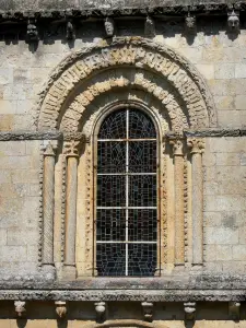 Romanische Kirchen von Melle - Kirche Saint-Hilaire im romanischen Baustil: skulptierte Details