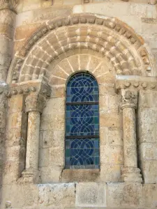Romanische Kirchen von Melle - Kirche Saint-Pierre im romanischen Baustil: Kirchenfenster