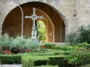 La Romieu collegiate church - Cross and cloister garden of the Saint-Pierre collegiate church 