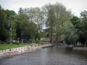 Romorantin-Lanthenay - Ferdinand-Buisson public garden with its trees and the River Sauldre, in Sologne