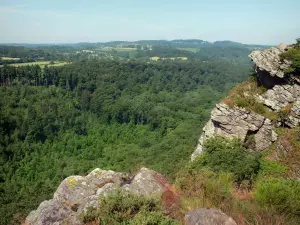 Rooca di Oëtre - Svizzera Normandia: Oëtre rock (punto di vista naturale), il comune di Saint-Philbert-sur-Orne, che domina le gole del Oak e il paesaggio boschivo circostante