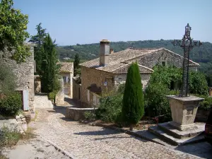 La Roque-sur-Cèze - Calvario e ripida strada lastricata fiancheggiata da case in pietra