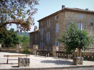 La Roque-sur-Cèze - Place agrémentée de bancs et maison en pierre