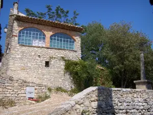 La Roque-sur-Cèze - Casa in pietra, gli alberi e il Calvario