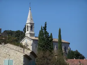 La Roque-sur-Cèze - Chiesa torre, cipressi e le case del villaggio