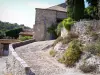 La Roque-sur-Cèze - Pendiente empedrada calle y casa de piedra