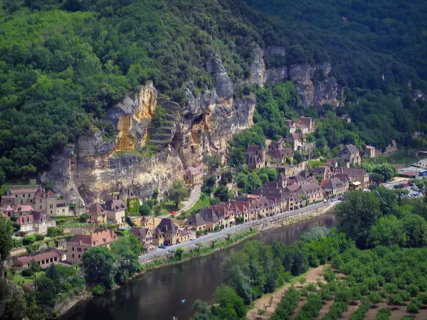 La Roque-Gageac - Cliff, trees, houses of the village and the River Dordogne, in the Dordogne valley, in Périgord
