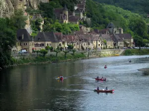 La Roque-Gageac - Las casas en el pueblo y el río (Dordoña), con canoas, en el valle de la Dordogne, en Périgord