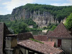 La Roque-Gageac - Los techos de las casas con vista al río (Dordoña), acantilados y árboles, en el valle de la Dordogne, en Périgord