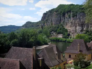 La Roque-Gageac - Los techos de las casas con vista al río (Dordoña), acantilados y árboles, en el valle de la Dordogne, en Périgord