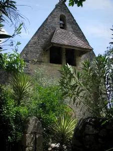 La Roque-Gageac - Aldea de la Iglesia y la vegetación tropical, en el valle de la Dordogne, en Périgord