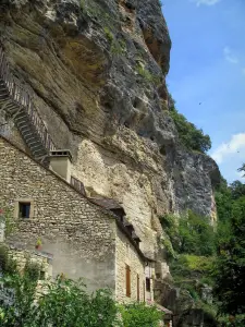 La Roque-Gageac - Cliff escalera que conduce a la casa fuerte y troglodita de piedra en el valle de la Dordogne, en Périgord