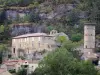 La Roque-Sainte-Marguerite - Tour della, chiesa del castello e le case del villaggio nella valle del Dourbie e il Parc Naturel Régional des Grands Causses