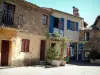 Roquebrune-Cap-Martin - Piccola piazza con le sue case, le piante e negozio di abbigliamento