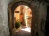 Roquebrune-Cap-Martin - Ruelle pentue et son porche, maisons colorées derrière le passage