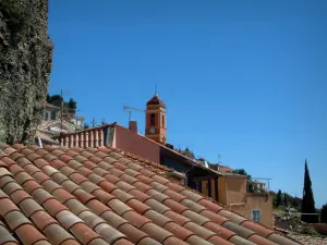 Roquebrune-Cap-Martin - Tetto di una casa torre e la chiesa