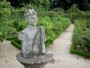Rosengarten des Val-de-Marne - Statue inmitten der Rosenbüsche