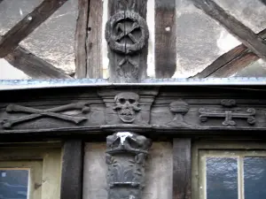Rouen - Aître Saint-Maclou : poutres sculptées de détails (ornements) macabres et pans de bois