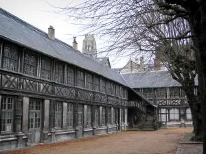 Rouen - Aître Saint-Maclou : cour intérieure, arbres et bâtiments à pans de bois