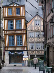 Rouen - Maisons à pans de bois, dont l'une penchée
