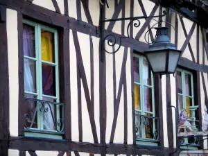 Rouen - Gevel van een huis met houten zijkanten versierd met een lantaarnpaal en een teken