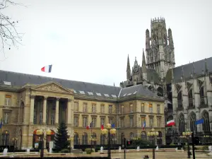 Rouen - Gebouw van het stadhuis plein met waterstralen en abdij van Saint-Ouen gotische